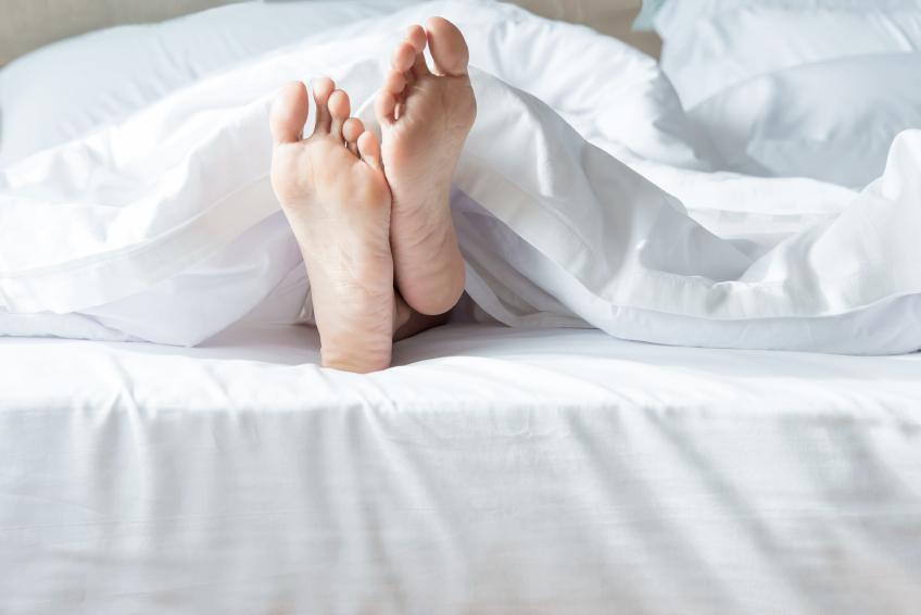 Schlafen Bett nackte Füße